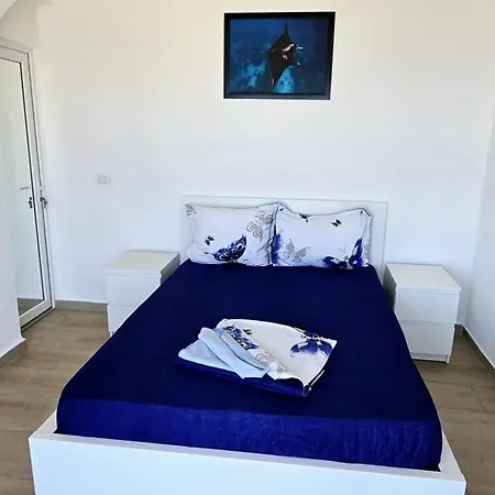 Lazy Lounge *