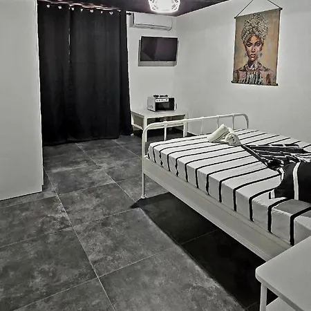 Lazy Lounge Apartment